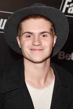 Jake Austin Walker interpreta Dennis