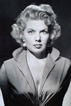 María Martín interpreta Gentlewoman (uncredited)