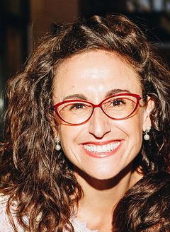 Amy Birnbaum interpreta Stella