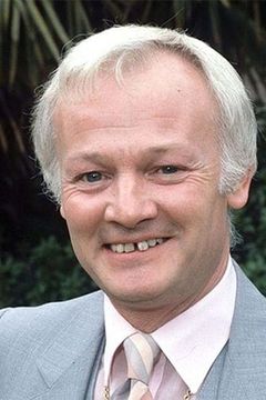 John Inman interpreta Lady Capulet in Play