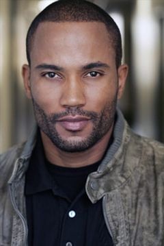 Ricardo Walker interpreta Male Cop / Stripper