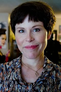 Anne Grimenstein interpreta Committee Member