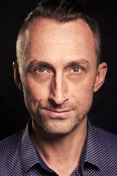 Nick Dunbar interpreta Simon Martin
