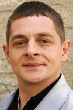 Volker Michalowski interpreta Dr. Arnold Meier