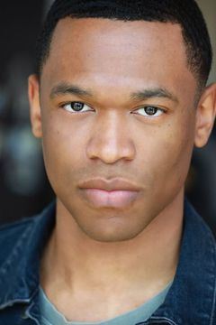 Harrison Knight interpreta Additional Voices (voice)