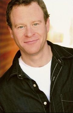 Larry Dorf interpreta Used Car Salesman