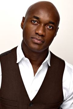 Tony Tambi interpreta Chukwuemeka