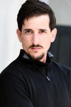 Thayr Harris interpreta Sergei Valishnikov