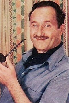 George Tobias interpreta Russian Visa Official (uncredited)