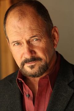 Charles Hoyes interpreta Stuart Korman