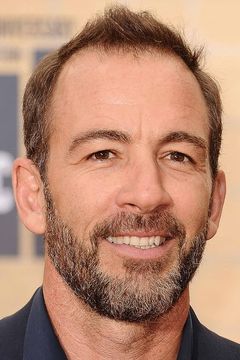 Bryan Callen interpreta Howard