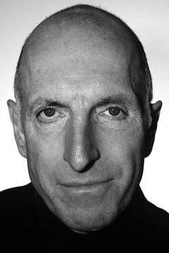 Richard Strange interpreta Father Brian