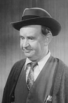 Lee "Lasses" White interpreta Bailey Brothers' Stage Manager (uncredited)