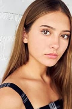 Elyse Cole interpreta Ten Year Old Tris