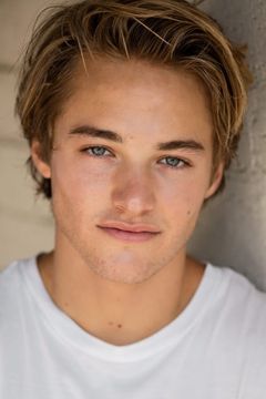 Mitchell Hoog interpreta Young Ed