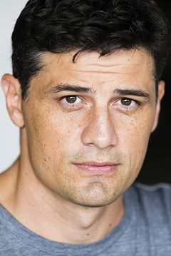 Enver Gjokaj interpreta Clark Evans