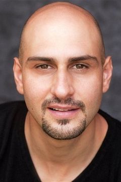 Alex Blias interpreta Phil