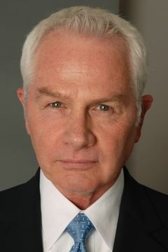 Richard Burns interpreta Senate Employee