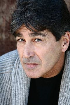 Chick Vennera interpreta Joe Mondragon