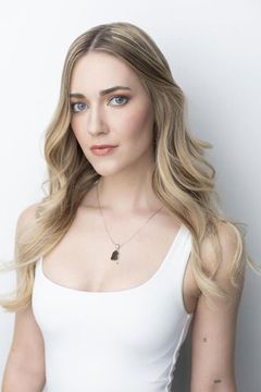 Sophie Sedlacek interpreta Young Lori