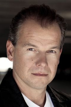 Peter Janov interpreta KGB Agent