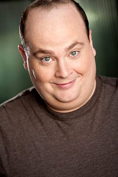 Marty Adams interpreta Obese Man