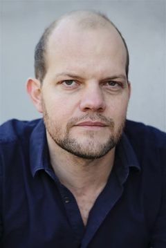 Yoann Blanc interpreta Mr. Mouchotte, burgomaster