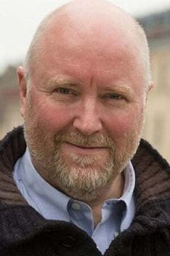 Alexander Delamere interpreta Mr. Bridges