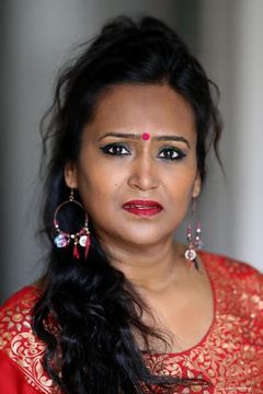 Tulika Srivastava interpreta Female Surgeon