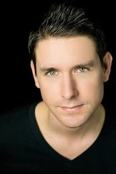 Brandon Davis interpreta Chris Hughes