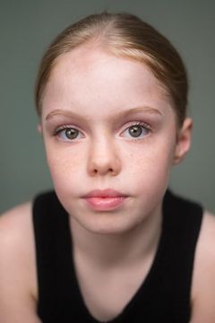 Hannah Dargan interpreta Young Mina