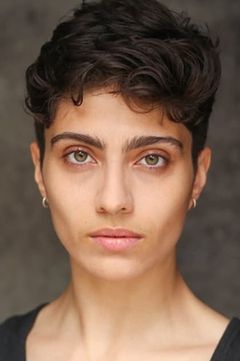 Xelia Mendes-Jones interpreta Johnny