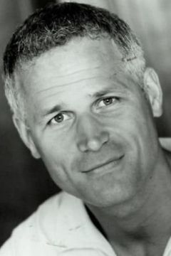 Sean Orr interpreta Jerry