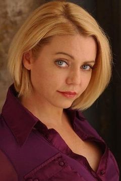 Kirsten Maryott interpreta Bikini Girl (uncredited)