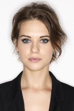 Lyndsy Fonseca interpreta Laura Turner