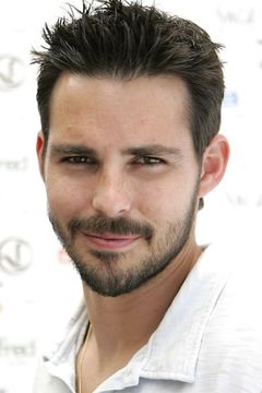 Jason Cook interpreta David