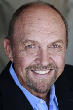 John Ashton interpreta Marvin Dorfler