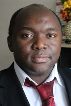 Alain Dzukam Simo interpreta Le balayeur africain devant la gare de l'Est