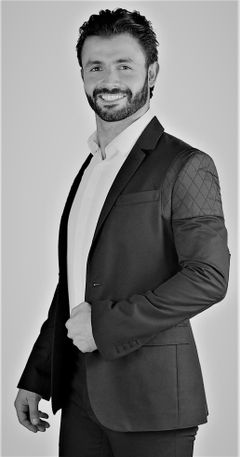 Leonardo Lacaria interpreta Bar Customer