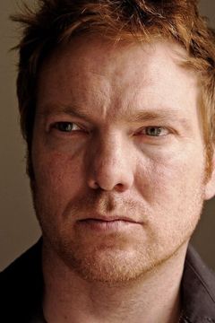 Andrew Tiernan interpreta Man in Pub