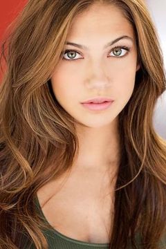 Mia Serafino interpreta Lacy