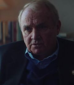 Bill Clark interpreta Detective Bill Clark