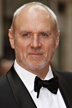 Alan Dale interpreta Caleb Nichol