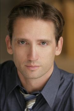 Mark Deakins interpreta Captain Douglas'Doug' McNally