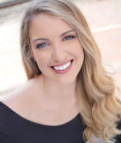 Kourtney Shales interpreta Cheerleader (uncredited)