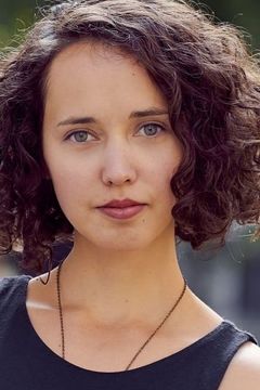 Sarah Born interpreta The girl