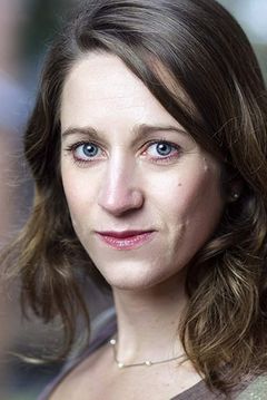 Gemma Wilks interpreta Carol Singer (uncredited)