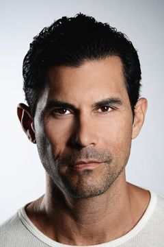 David DeSantos interpreta Mike Blasquez