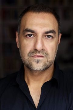 Juan Carlos Vellido interpreta Lieutenant Lesaro