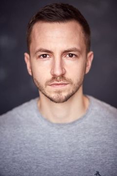 Alex Jordan interpreta Steve Visby